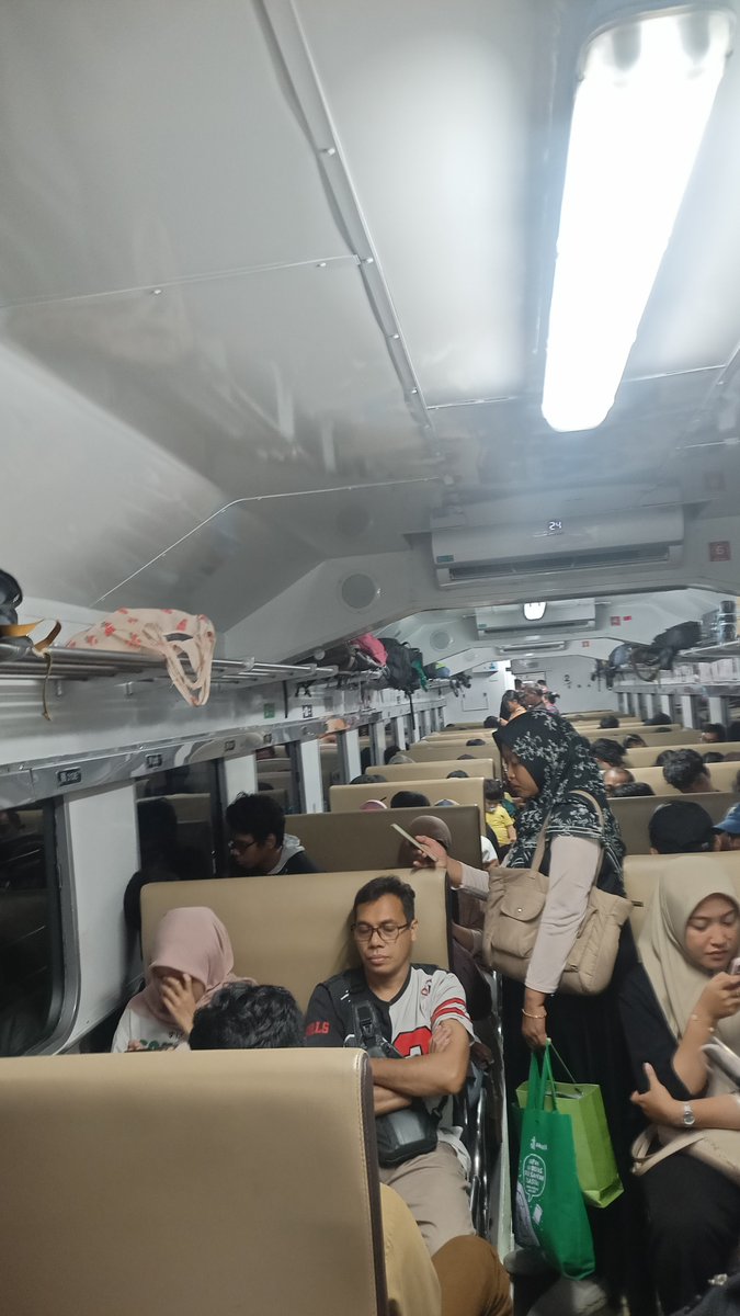 QNCYZC's tweet photo. naik ka walahar cikarang - karawang berasa naik ka prameks jogja - kutoarjo, rame banget anjay https://t.co/3kEZN6e3NG
