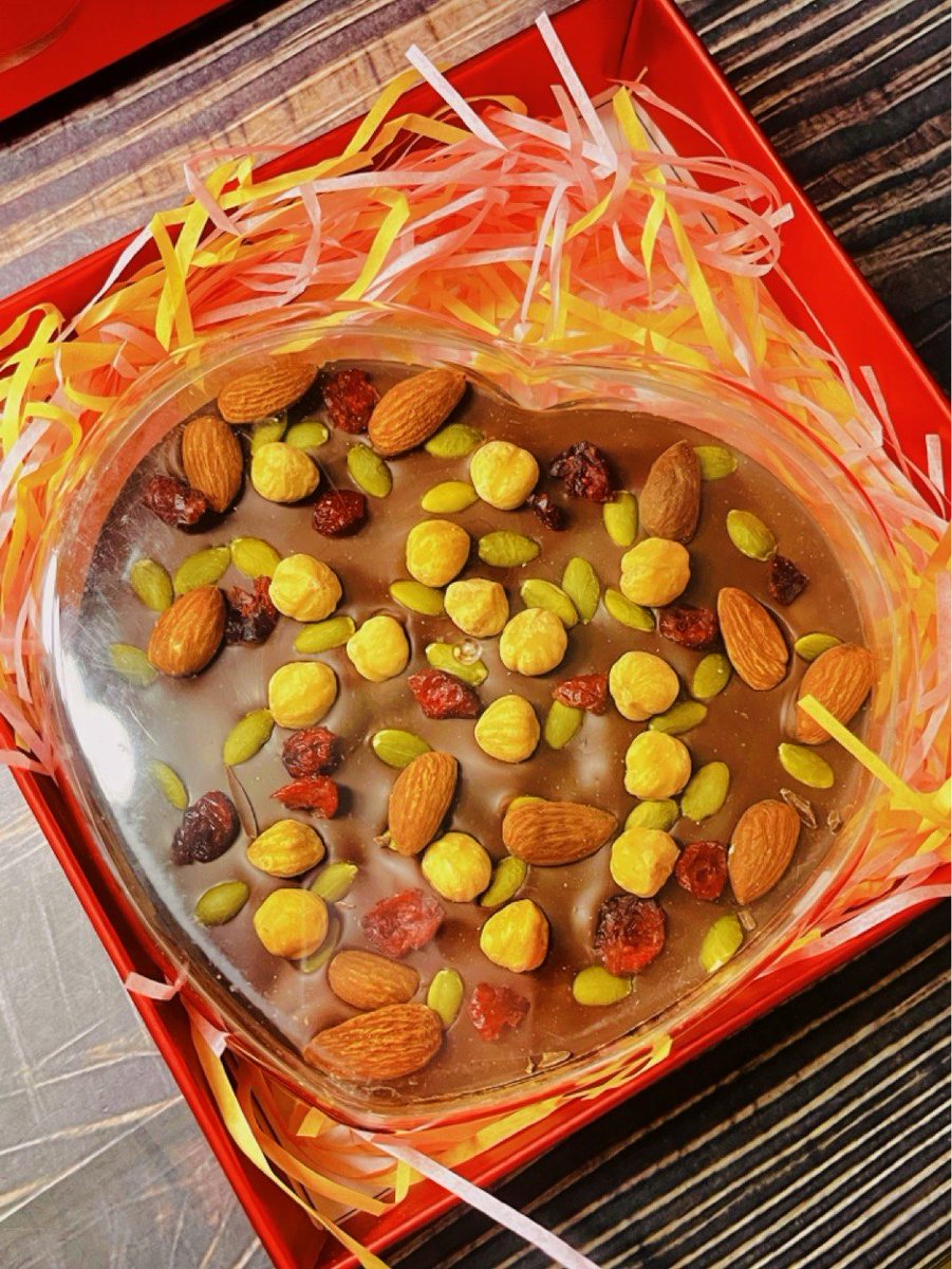 GenevaHiggens's tweet photo. Compartiendo mis snacks favoritos para las tardes: chispas de chocolate crujientes y naranjas secas dulces. No te los pierdas! ， https://t.co/v5cVpA3ZBl