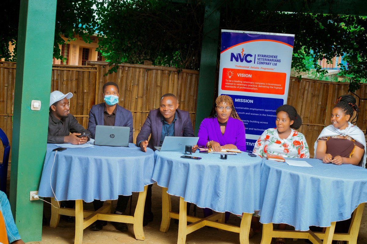 Clinicshangi's tweet photo. Uyu munsi, abanyamwuga bakorera muri Nyamasheke Veterinarians Company Ltd bakoze inama igamije gusobanura AMIS, kurebera hamwe ibikorwa biteganyijwe no kwitegura uburyo bizashyirwa mu bikorwa, ndetse no gusuzuma uko imihigo y’igihembwe cya mbere yashyizwe mu bikorwa.@Nyamasheke https://t.co/F6HksSGZ5j