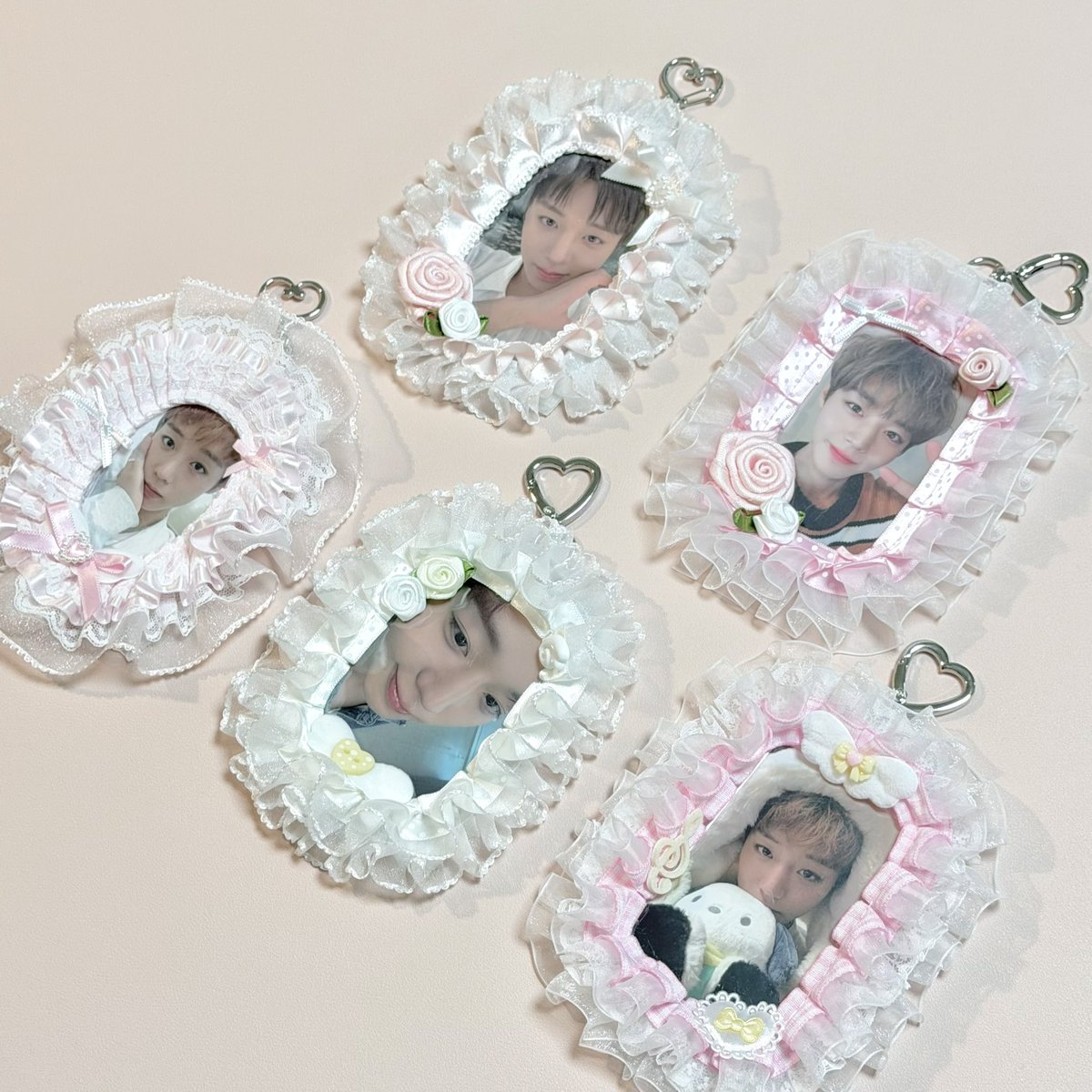 wingingingwing's tweet photo. 뒷북 앙콘 무사히 끝난..+대상 기념 •̅  ̫ •̅ ♡ 

수제로 만든 포카 홀더랑 로제트 이벤트합니당 ,,⁃ ⩊ ⁃,, 
💞 #RT + #follow 이벤트 입니담 ˆ̑՝̮ˆ̑

💚 포카홀더 + 제작 포카 10명
💛 로제트 + 뚱시 키링 10명 (로제트는 사진외 +5)
💖 총 20명!!! 꺅 !!

🩶당발은 10월 초~중순  어느날・・・ (슈드 팝업 끝나구)
🤍 제발 재판매나 양도는 하지말아주데요(( ᎔ ′̥̥̥ ꒳ ‵̥̥̥ ᎔ )) 
🩵 배송비는 당첨자부담(GS반택)

참저삭・・・૮₍ ͒ ˃̣̣̥᷄ ꇵ͒ ˂̣̣̥᷅ ₎ა