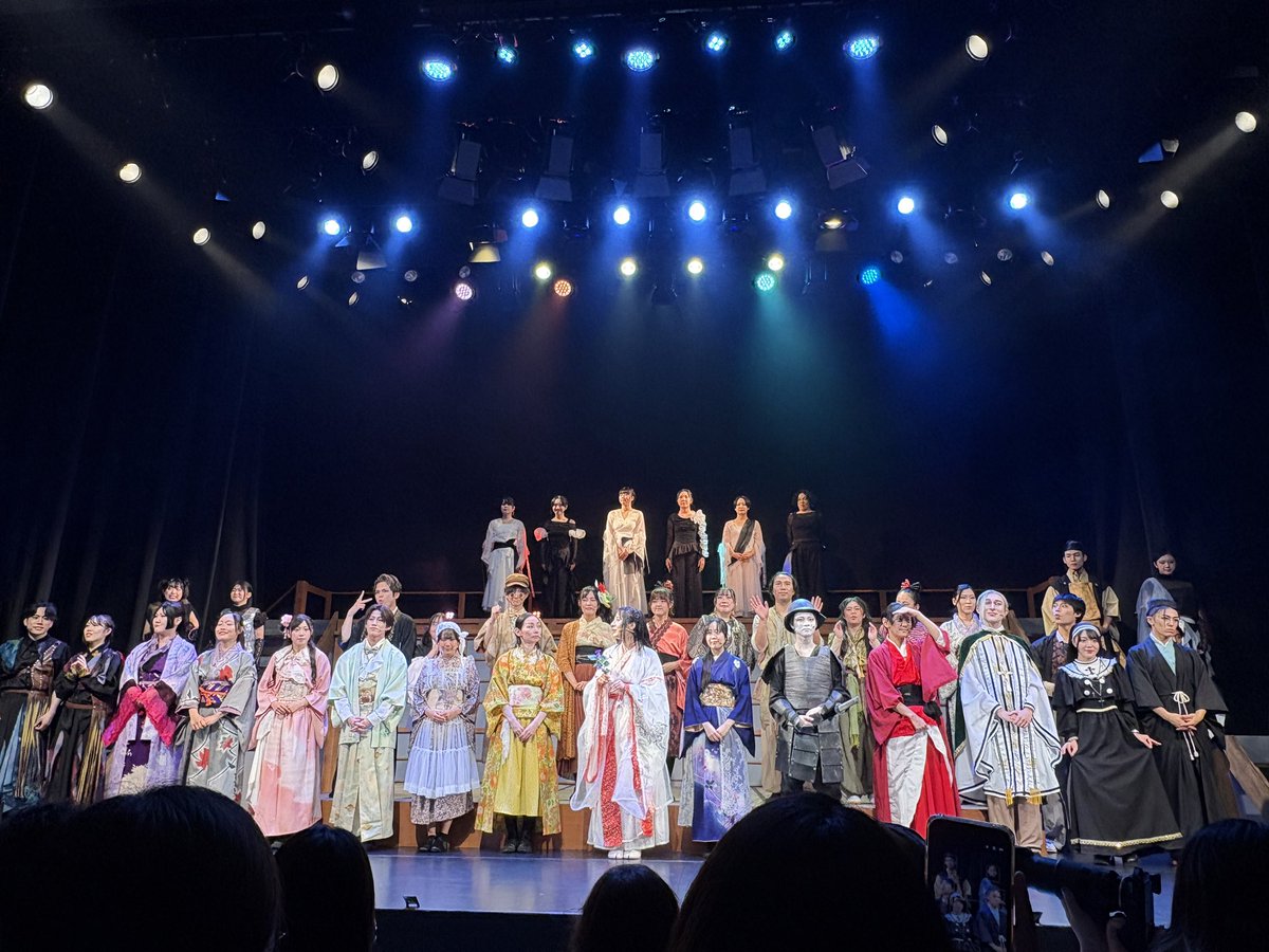 98_mikocchan's tweet photo. .
#舞台ガラシャ 
ご縁があり観劇させて頂きました！

ビジュ良！運動神経良！マイム良！
ダンサーさんキレッキレ！
全員の歌が合わさるところ迫力すご！

フレッシュで勢いあって面白かったです🔥
ミュージカルっていいですよね😊

カーテンコール撮影可だったので
ﾊﾟｼｬﾘΣp📷ω･´)

#ガラシャ https://t.co/7eJ9QDDFrp