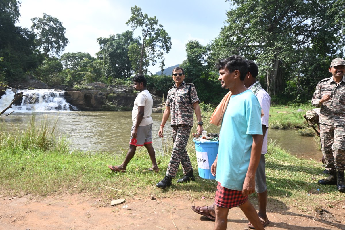 134_bn's tweet photo. Swachhata Hi Seva-2026 and World tourism day has been organized/celebrated by 134 Bn CRPF with local civilians on dated 27/09/2026 at Kaliaposh, Digha and Sagjori, W. Singhbhum, JKD
@crpfindia 
@HMOIndia 
@PIBHomeAffairs 
@PMOIndia 
@SwachhBharatGov 
@swachhbharat 
@MoHUA_India https://t.co/x5nSiM8EOg