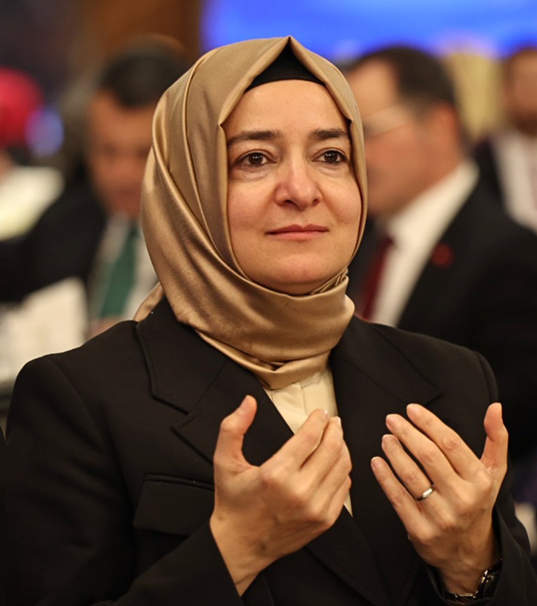 ult1mat0m's tweet photo. Soldaki, Üsküdar Belediye Başkanı Sinem Dedetaş.

Hakkında somut bir delil bulunmamasına rağmen, ''iskan süreçlerinde usulsüzlük yaptığı'' gerekçesiyle şafak operasyonuyla gözaltına alındı ve cezaevine gönderildi.

Sağdaki ise AKP'li Fatma Betül Sayan Kaya.

500 bin kişinin mağdur olduğu fon skandalında, kaynağı belirsiz 160 milyon liralık yatırımla 2 milyar lira gelir elde ettiği ortaya çıktı. Buna rağmen hakkında herhangi bir gözaltı veya tutuklama kararı çıkarılmadı.

AKP Yüzyılı.