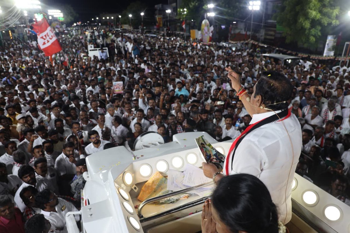 AIADMKOfficial's tweet photo. மாண்புமிகு கழகப் பொதுச் செயலாளர் புரட்சித் தமிழர் திரு. @EPSTamilNadu அவர்கள்,

தாராபுரம் சட்டமன்ற தொகுதி, மூலனூர் பகுதியில் கழக வெற்றி வேட்பாளர் திருமதி. K. பானுமதி அவர்களுக்கு “இரட்டை இலை” சின்னத்தில் வாக்கு சேகரித்தார்கள்.

#வெல்லட்டும்_இரட்டைஇலை 🌱
#AIADMK #Dharapuram #ByeElections