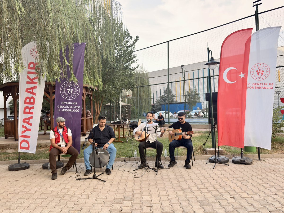 GSB_SurGM's tweet photo. Öğrenci Uyum Programı kapsamında Sur Gençlik Merkezi ekibimiz, üniversite eğitimleri için şehir dışından Diyarbakır’a gelen öğrencilerin üniversite yaşamına uyum süreçlerine katkı sunmak amacıyla Süleyman Bin Halis Kız Öğrenci Yurdu’nda mini konser etkinliği gerçekleştirdi. https://t.co/0bcpI3qmHe