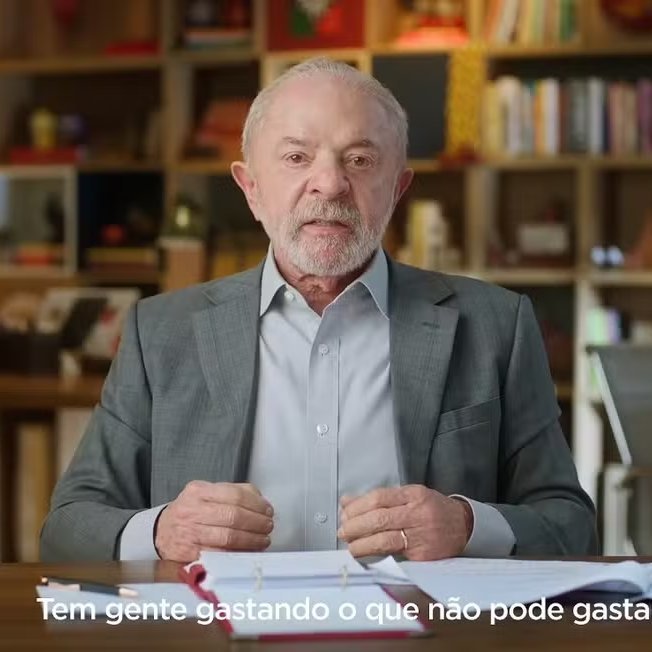TLIoficial's tweet photo. 🚨 Governo marca reunião com clubes para avaliar impacto do fim das bets.

O governo do presidente Luiz Inácio Lula da Silva pretende se reunir com representantes dos clubes de futebol na próxima semana para discutir os efeitos da Medida Provisória que proibiu as bets no Brasil.

O encontro, previsto para terça-feira (29), deve contar com representantes das Séries A e B e será organizado pelos ministérios do Esporte e da Fazenda. A intenção inicial é ouvir os dirigentes e dimensionar quanto os clubes podem perder com o fim dos patrocínios das casas de apostas. 

Segundo informações divulgadas pela imprensa, o governo avalia possíveis alternativas financeiras para o futebol, mas não há, neste momento, uma compensação direta confirmada. Também estão em discussão linhas de crédito para ajudar os clubes com passivos e necessidades futuras. 

A MP foi assinada por Lula em 25 de setembro e determina o fim das apostas de quota fixa e dos jogos on-line, com retirada da publicidade e dos patrocínios das bets. 

🗞️ Fonte: O Globo / CNN Brasil / Ministério da Fazenda
#TLISports #FutebolBrasileiro #Bets #Lula #Clubes #Futebol