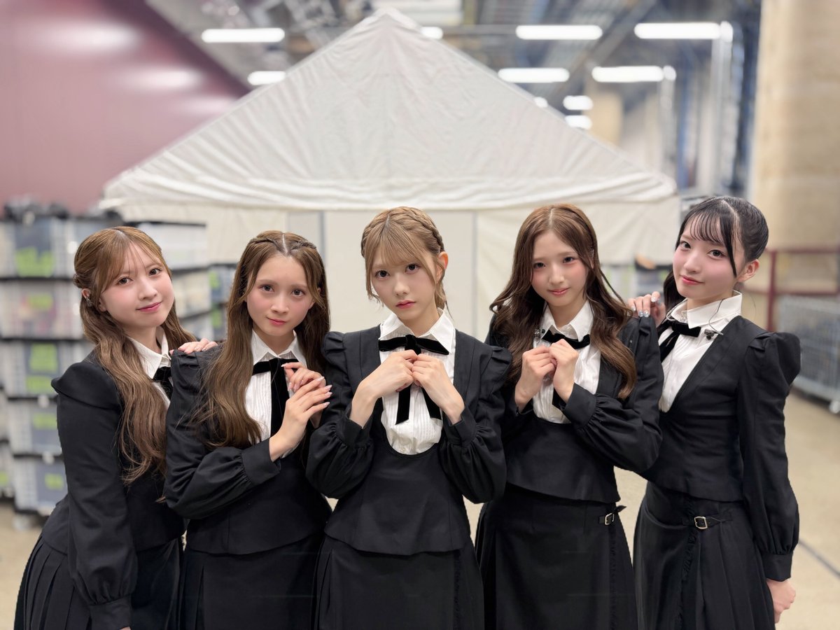 erii_20031027's tweet photo. #AKBサンコンコン 3公演目
推しが好きish コンサート

推し席、第8位
本当にありがとうございました！！！🐝

たくさんのペンライトやうちわ、
大きすぎるコール とても幸せな気持ちになったよ！！
このコンサートを通して、
いつも当たり前に大好きだし大切だけど
もっともっとみんなのこと大切にしたいなって
幸せにしたいなって思ったし、
（会う度その気持ちが増す。増しすぎる）
AKBが大好きで、推しメン愛が強くてこんなに素敵なみんな（私のファンの方限らず）と一緒ならもっともっとAKB上を目指せるなって心強くなったよ！✊🏻

3公演一緒に駆け抜けてくれてありがとう！✨

みんなのこと運がないって言ってｺﾞﾒﾝﾈ！😉笑
推し席のクジで運使いすぎて最近は不運ばっかだったけど、いつもみんなからもらいすぎてる愛の恩返しが少しでもできたかなー？って思います！！
みんなが前で見れるって喜んでる姿が見れて
それだけで幸せだったよ！！☺️
みんなの為に運使い果たして全然おけ！
大歓迎😏👍🏻

これからもずっとついてきてくれたら
嬉しいです！！
そして、いつも私のわがままを叶えてくれたり
ずっと信じて応援してくれてありがとう！！
3公演みんなと大切な思い出が作れて
嬉しかった！！！
これからもずっと大好き！！！💛💙