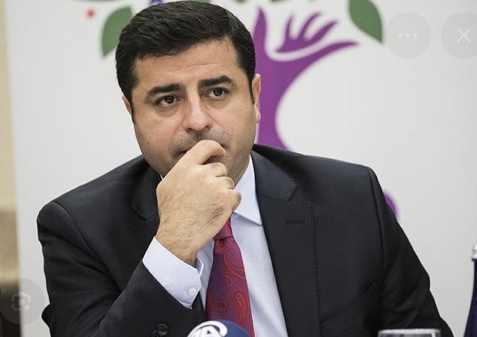 Demirtas_neferh's tweet photo. Fatma Betül Sayan Kaya DIŞARIDA!
Selahattin Demirtaş 10 yıldır İÇERİDE! 

Adaletiniz batsın! Bu mu adalet! https://t.co/RdGc86f5xB