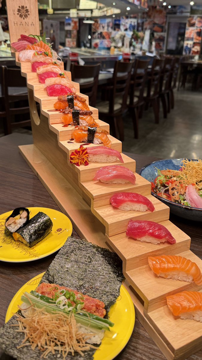 Janniwa's tweet photo. วันนี้พ้มเหมือนกินปลาจนขึ้นสวรรค์ไปเล้ย 🫪✨🐟 Sushi hana ทำซูชิบันได 15 ขั้น รวม SUSHI & SASHIMI 18 คำ
🍣 Hon Maguro
🐟 Salmon
🦐 Ebi
✨ Foie Gras

เซตนี้ 958.- ลดจาก 1,160.- ลองกินกับแฟนแล้วนี่ว่าคุ้มมาก เพราะวัตถุดิบแบบพรีเมียมจริง เนื้อปลาใดใด คือต่างเลย ปกติกินสายพานสองคนก็เฉียดพันแล้ว แค่อันนี้เลือกปลาไม่ได้ แต่ยอมรับว่าคุณภาพดับเบิ้ลกว่าเลยปักกันไว้ว่าถ้าหิวซูชิจะมากินอีกก

📍sushi hana สาขาวัชรพล