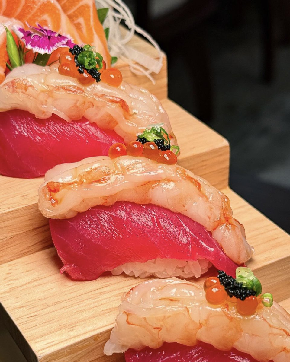 Janniwa's tweet photo. วันนี้พ้มเหมือนกินปลาจนขึ้นสวรรค์ไปเล้ย 🫪✨🐟 Sushi hana ทำซูชิบันได 15 ขั้น รวม SUSHI & SASHIMI 18 คำ
🍣 Hon Maguro
🐟 Salmon
🦐 Ebi
✨ Foie Gras

เซตนี้ 958.- ลดจาก 1,160.- ลองกินกับแฟนแล้วนี่ว่าคุ้มมาก เพราะวัตถุดิบแบบพรีเมียมจริง เนื้อปลาใดใด คือต่างเลย ปกติกินสายพานสองคนก็เฉียดพันแล้ว แค่อันนี้เลือกปลาไม่ได้ แต่ยอมรับว่าคุณภาพดับเบิ้ลกว่าเลยปักกันไว้ว่าถ้าหิวซูชิจะมากินอีกก

📍sushi hana สาขาวัชรพล