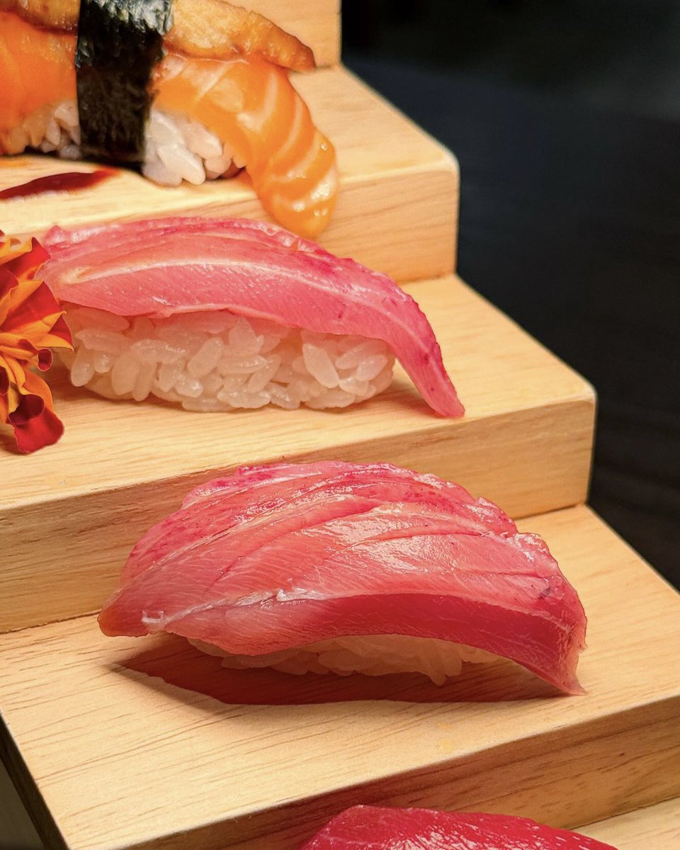 Janniwa's tweet photo. วันนี้พ้มเหมือนกินปลาจนขึ้นสวรรค์ไปเล้ย 🫪✨🐟 Sushi hana ทำซูชิบันได 15 ขั้น รวม SUSHI & SASHIMI 18 คำ
🍣 Hon Maguro
🐟 Salmon
🦐 Ebi
✨ Foie Gras

เซตนี้ 958.- ลดจาก 1,160.- ลองกินกับแฟนแล้วนี่ว่าคุ้มมาก เพราะวัตถุดิบแบบพรีเมียมจริง เนื้อปลาใดใด คือต่างเลย ปกติกินสายพานสองคนก็เฉียดพันแล้ว แค่อันนี้เลือกปลาไม่ได้ แต่ยอมรับว่าคุณภาพดับเบิ้ลกว่าเลยปักกันไว้ว่าถ้าหิวซูชิจะมากินอีกก

📍sushi hana สาขาวัชรพล