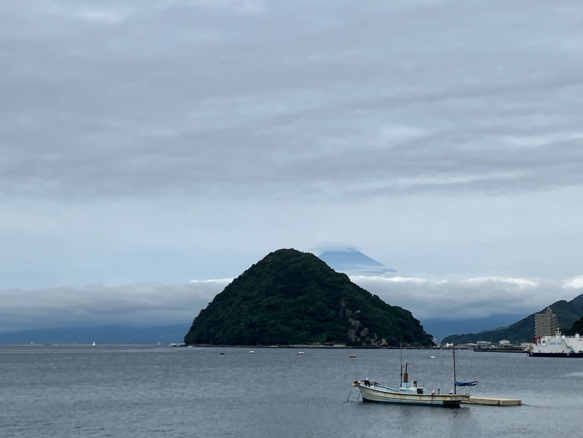 kuisuke's tweet photo. 沼津だん。

沼津、面白い土地だった…あんな多彩な街だったとは！めっちゃ良かった。今後、半年に一回位行くので、ますます楽しみ！

なにより、富士山をちゃんと見たい！！！
千本松原も行きたい！

写真は伊豆・三津シーパラダイスから見えた淡島越し富士山と足柄PAで買った富士山メロンパン！ https://t.co/w30zOONrJF