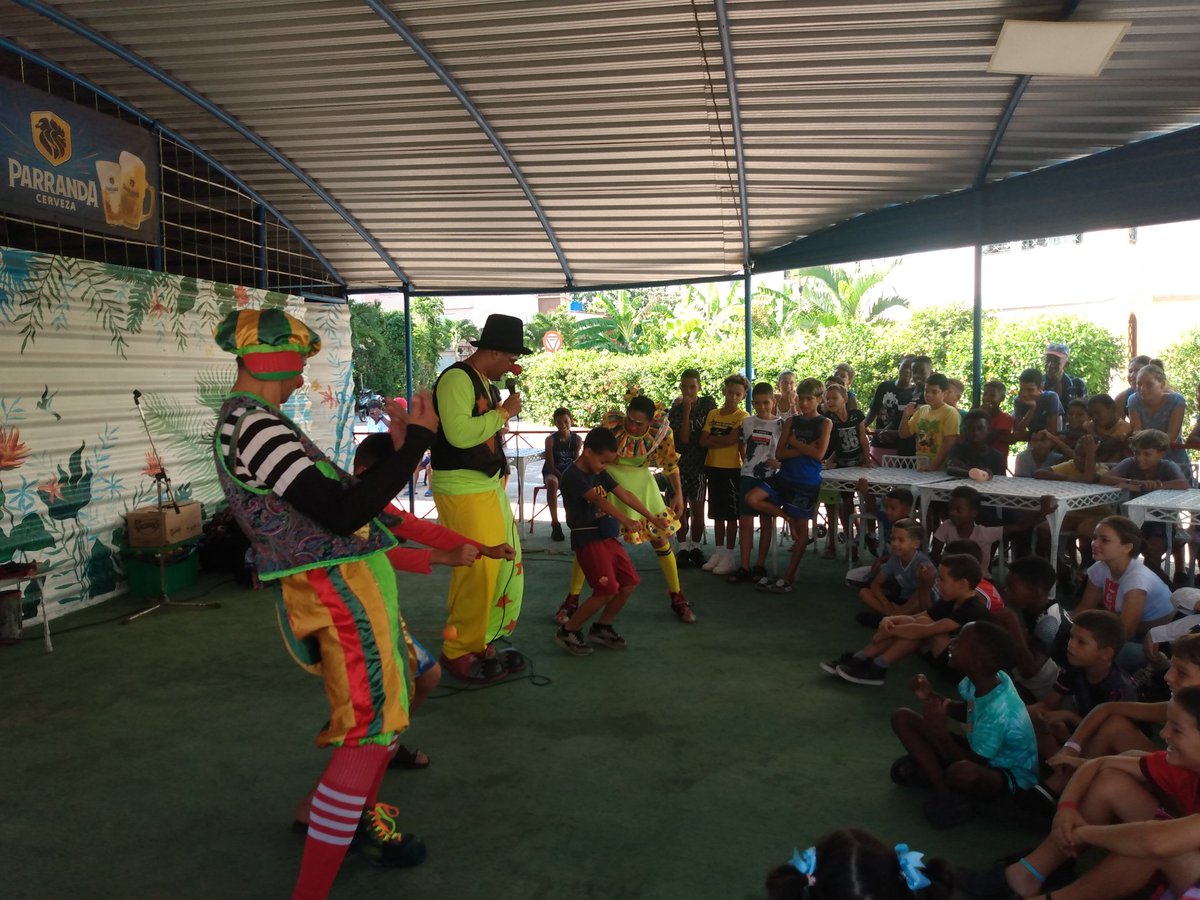 LorenaCBello87's tweet photo. Luego de una jornada de trabajo voluntario, inicia actividad infantil en la comunidad de Gelpi, en saludo al Aniversario 66 de los CDR, la organización de la Familia Cubana #MujeresEnRevolución #CDR https://t.co/TGvVl5hQrX