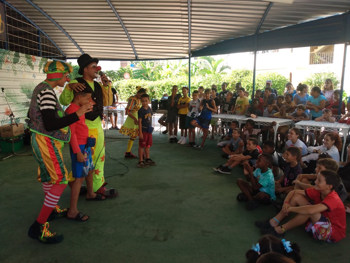 LorenaCBello87's tweet photo. Luego de una jornada de trabajo voluntario, inicia actividad infantil en la comunidad de Gelpi, en saludo al Aniversario 66 de los CDR, la organización de la Familia Cubana #MujeresEnRevolución #CDR https://t.co/TGvVl5hQrX