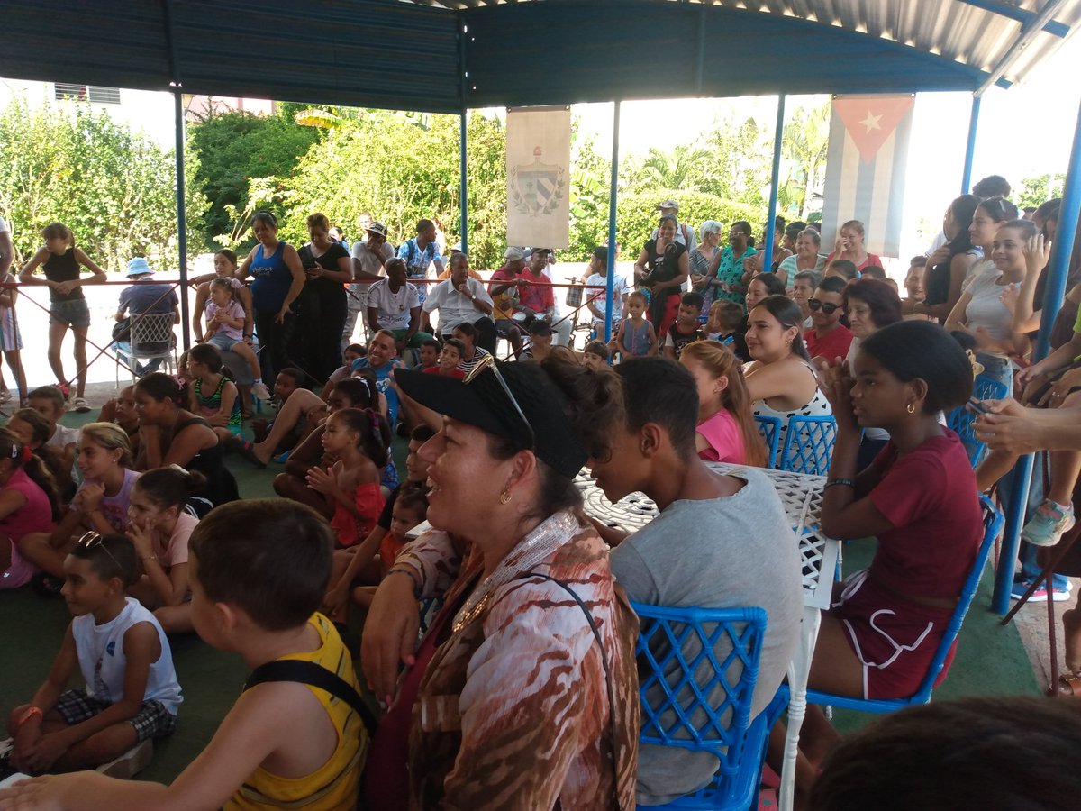LorenaCBello87's tweet photo. Luego de una jornada de trabajo voluntario, inicia actividad infantil en la comunidad de Gelpi, en saludo al Aniversario 66 de los CDR, la organización de la Familia Cubana #MujeresEnRevolución #CDR https://t.co/TGvVl5hQrX