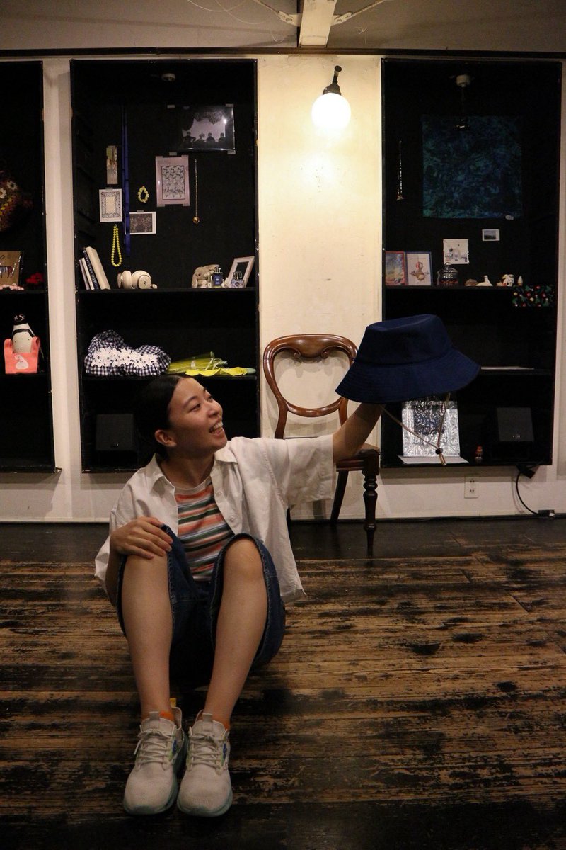 Mo2koam's tweet photo. まど劇　一人芝居企画〈部屋〉
終演しました。

『ユニコーン先輩』
60分弱の一人芝居がしんどくならなかったのは、楽しそうに観てくださるお客様や支えてくださったまど劇の皆様のおかげです。
本当にありがとうございました。
これから少しずつ泣いて笑っていきます。
コバさん、元気でね。

#まど劇 https://t.co/mWdQQniucR