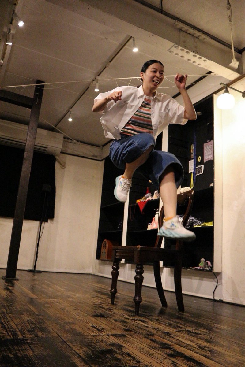 Mo2koam's tweet photo. まど劇　一人芝居企画〈部屋〉
終演しました。

『ユニコーン先輩』
60分弱の一人芝居がしんどくならなかったのは、楽しそうに観てくださるお客様や支えてくださったまど劇の皆様のおかげです。
本当にありがとうございました。
これから少しずつ泣いて笑っていきます。
コバさん、元気でね。

#まど劇 https://t.co/mWdQQniucR