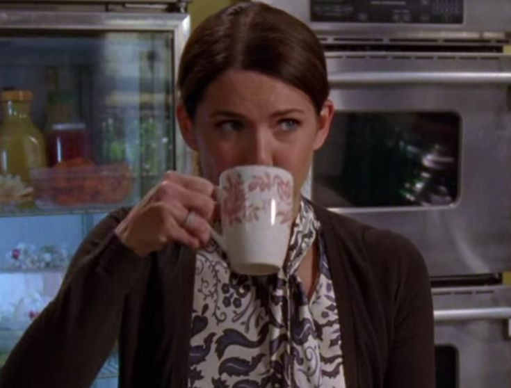 cinevow's tweet photo. Lorelai Gilmore drinking coffee https://t.co/tAU8eYexLb
