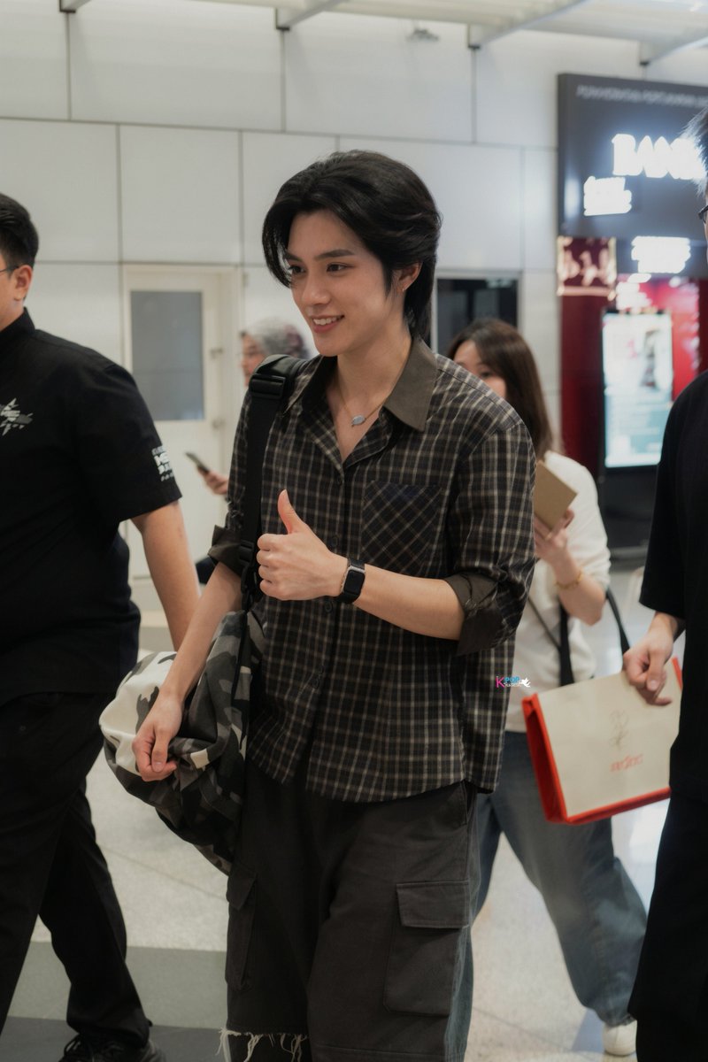 MyKpopHuntress's tweet photo. 260927 HENDERY @ KLIA Malaysia 🇲🇾 🛫

#HENDERY #WayV #威神V #HENDERYinMY #HENDERYinKL https://t.co/NMp0jxS30G