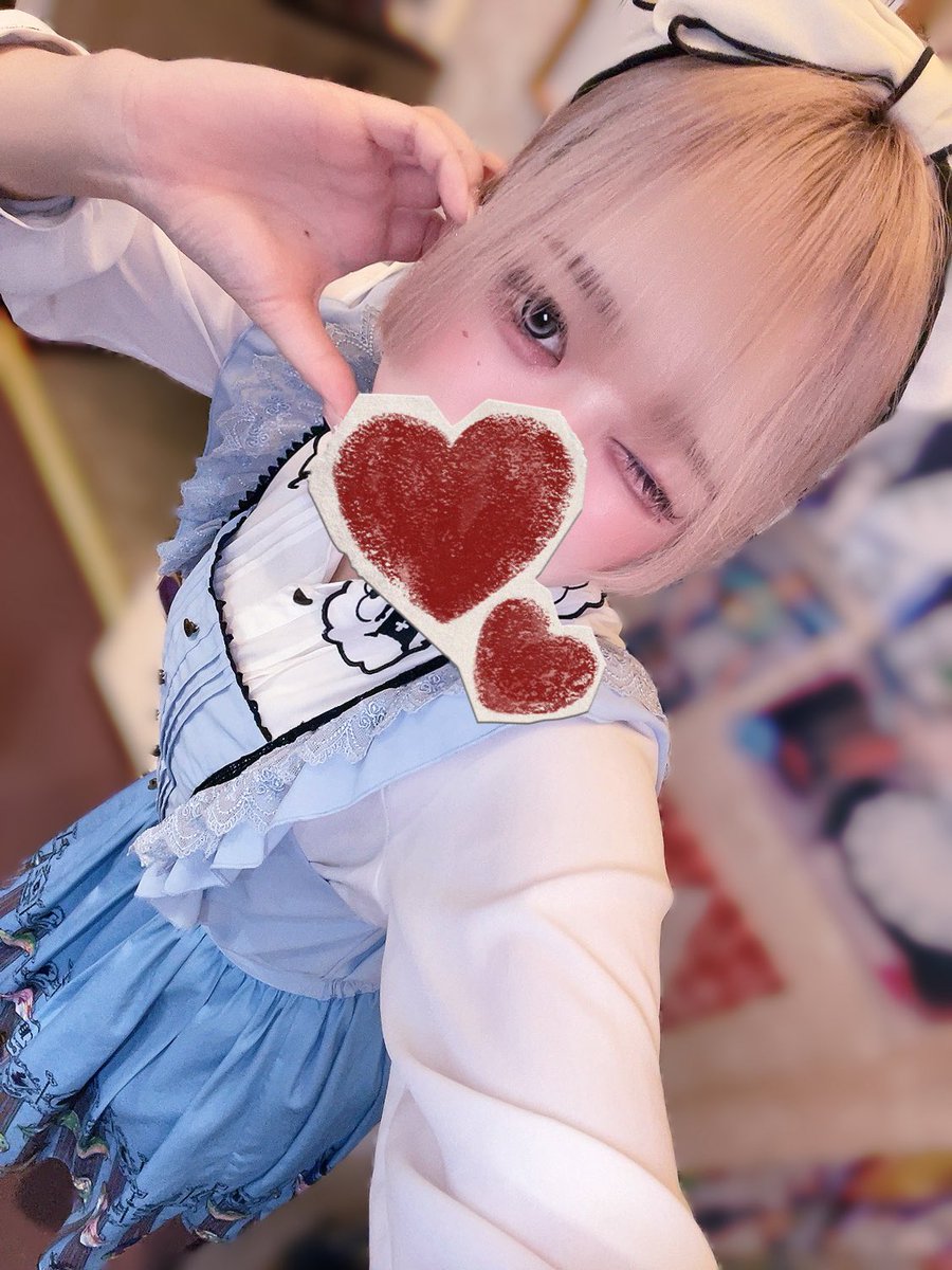 aki_mofru's tweet photo. ろぐいんしてます！
23-5、おめぐさんとご一緒です✨🥰
本日はアリス！色落ちして結構いい感じの色合いになったと思うので、ぜひ直接見にきてくださいな🧚‍♀️
本日もお待ちしてます🙌🏻
 #アニソンバーもふる #もふる北天神 
 #コンカフェ福岡 #コンカフェ嬢 https://t.co/cn2OZeepH1