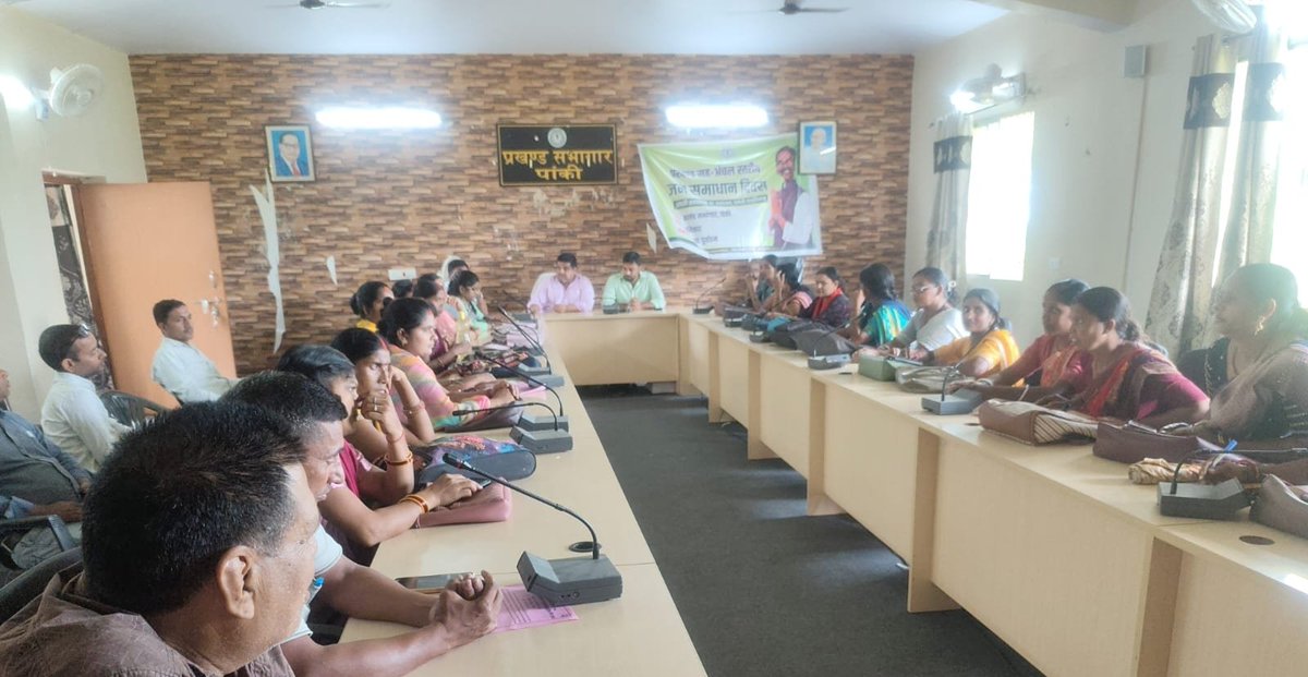 pin2kiapnidiary's tweet photo. A planning and management meeting was held at the Block Office, Panki ✍️💐
In this meeting, discussed on overall management to ensure the successful organization of the Job fair under DDU-GKY.
#pin2kiapnidiary
#jslps #nrlm #lokos #DDUGKY #JobFair #Employment #YouthEmployment https://t.co/timaLYVlKA