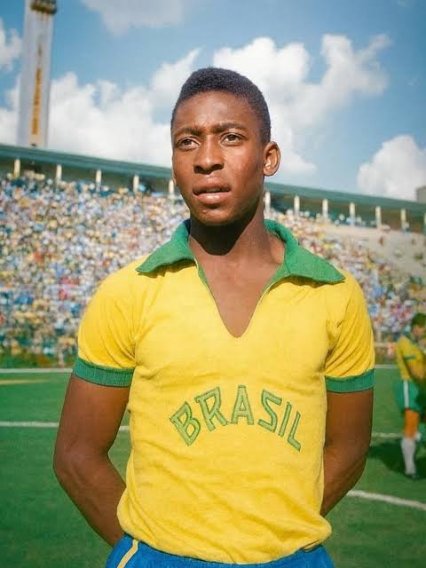 MatadordeJao's tweet photo. "o Brasil nunca permitiria que um negro brasileiro ficasse famoso"
O Brasileiro mais famoso de todos os tempos era negro, seu retardado https://t.co/1NbjE7Q88H