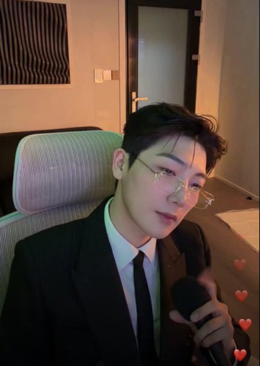 loving_minjoo's tweet photo. if I were his wife, I'd forbid him to remove those glasses during you know cause watching them fog up every time he looks down at me mid-pump and the way they slide down his nose and pushing them back up- OH GOD~ https://t.co/3zkyT9svhj
