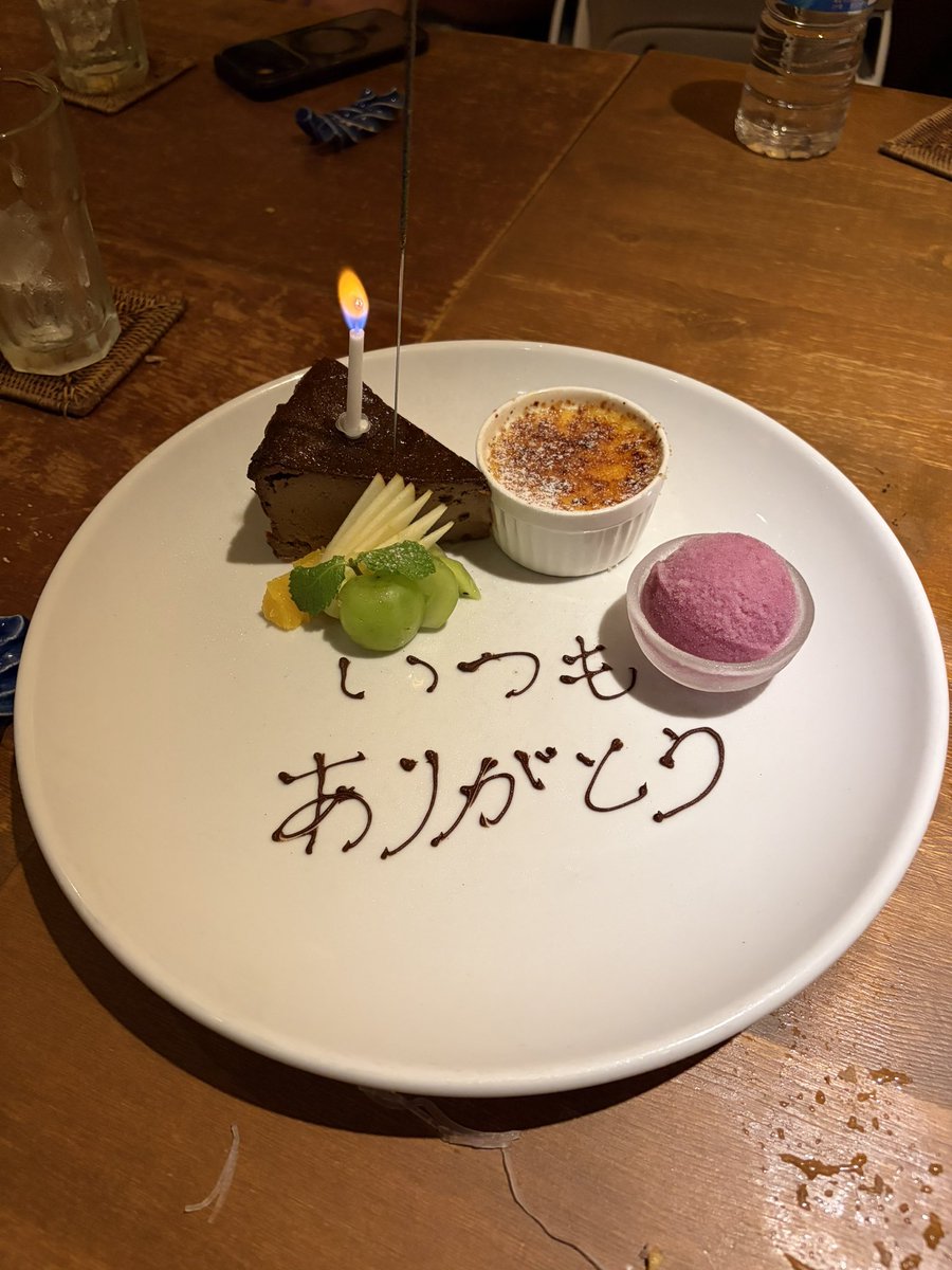h_shinya's tweet photo. 今日は子どもたちがコロナで延び延びになっていた還暦のお祝いをしてくれました。ありがとうよ、子どもたちよ。

京都にて子らに祝われし還暦の
色づく紅葉黒い雲
#短歌 #tanka https://t.co/ugXR2mYqmp
