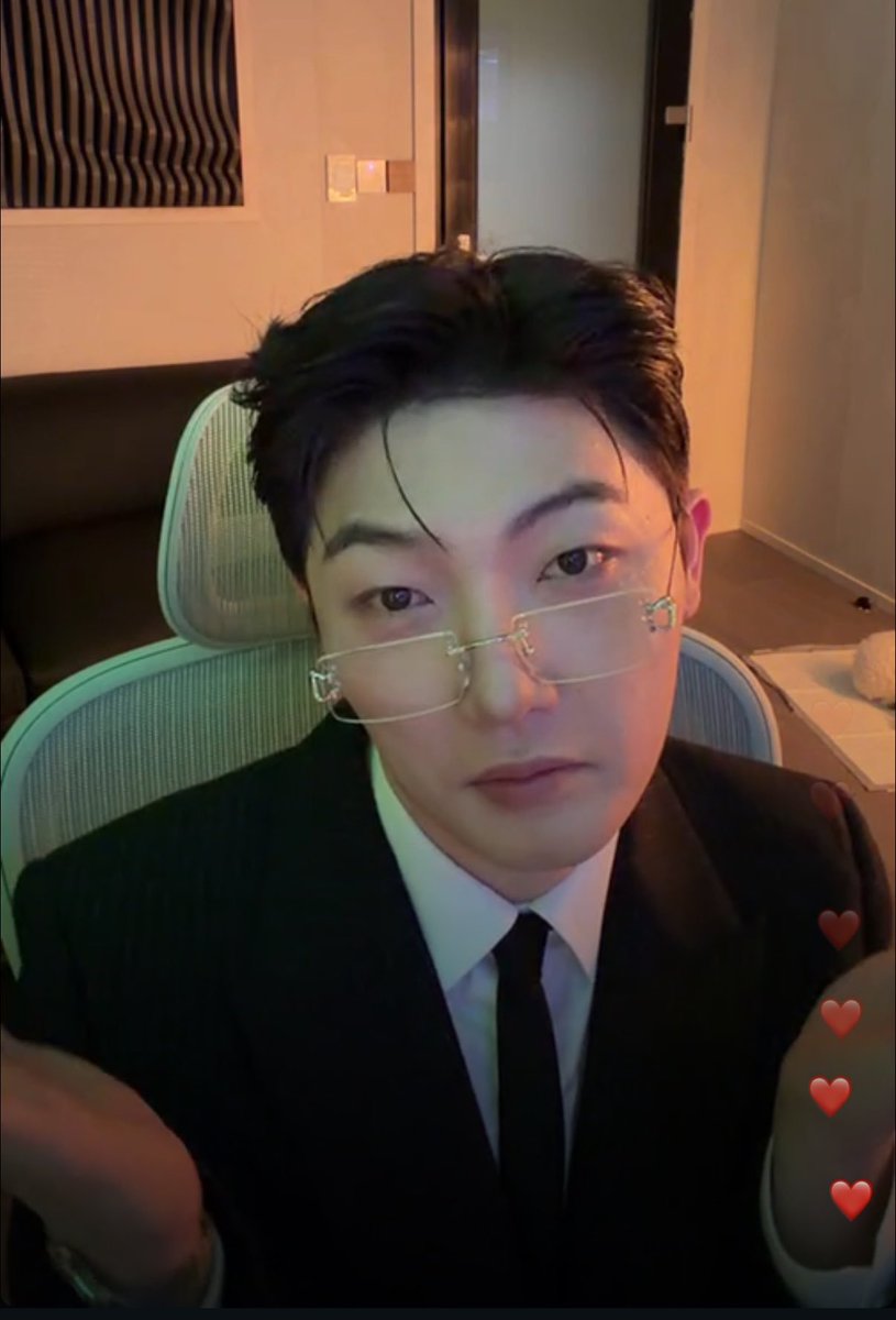loving_minjoo's tweet photo. if I were his wife, I'd forbid him to remove those glasses during you know cause watching them fog up every time he looks down at me mid-pump and the way they slide down his nose and pushing them back up- OH GOD~ https://t.co/3zkyT9svhj