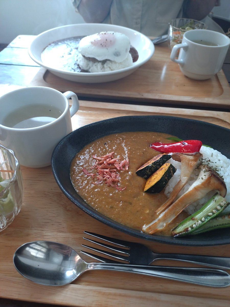 h89_sumika's tweet photo. 昔、片岡さんがライブをしたという京都のカフェでランチしてきた☺︎♪

数年前に通ったとき外観が可愛らしいお店だなぁと思ったけど、まさか片岡さんが来てたとは全く知らなかった🥺
店内も木漏れ日が差して良い感じでした♡
@sumikaken 
#sumika #片岡健太 https://t.co/bhzGd75RyJ
