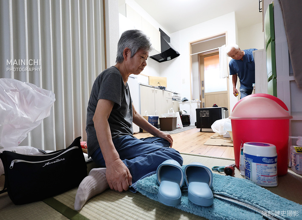 mainichiphoto's tweet photo. 熊本地震の発生から28日で2カ月です。死者は災害関連死2人を含め38人、避難所には今も1500人以上が身を寄せています。写真は、宇城市で最近仮設住宅に入居した70代の夫妻。「ショックで心に穴があいたよう」と肩を落とします。

写真特集https://t.co/wQKwpYqkz1 https://t.co/UzJ1DSoc2k