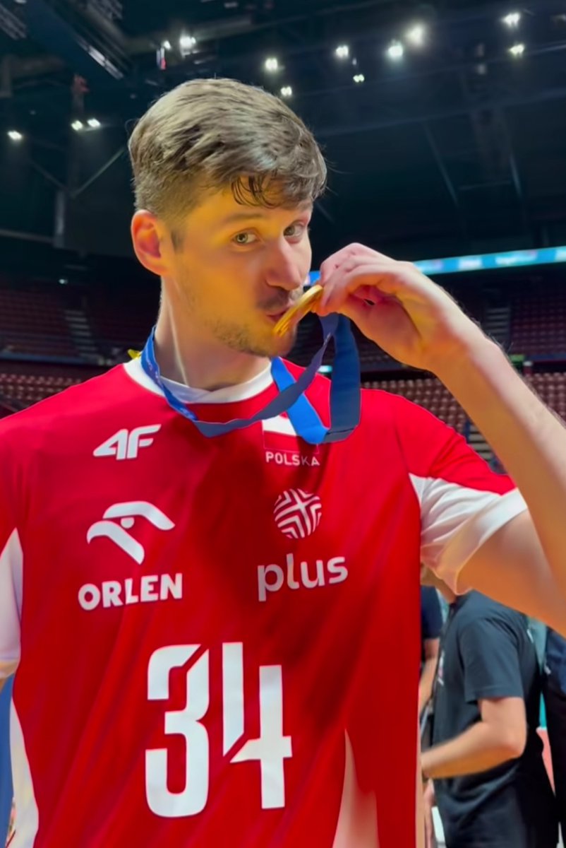 Radko_00's tweet photo. Szymon Jakubiszak – cichy bohater tego sezonu! 🔥
Od początku był ważną częścią reprezentacji i przez cały sezon prezentował solidny poziom. Nie zawsze na pierwszym planie, ale jego dobra gra została doceniona miejscem w drużynie marzeń! 🇵🇱❤️
📸 CEV, IG
#gangłysego #EuroVolleyM https://t.co/IqQd8DauFR