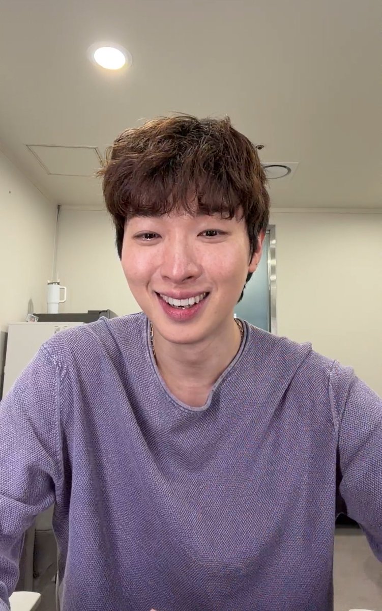 emnisevilhk's tweet photo. 존내이쁨 
에휴
이쁘니야 에휴 ...뭐 어떡해 아무것도 안하고 계속 이러고만 있어야지 아무데도 안 가고 이러고만 있어야지 너가 새로운 놀이터 줄때까지 https://t.co/8HdbvBFqX2