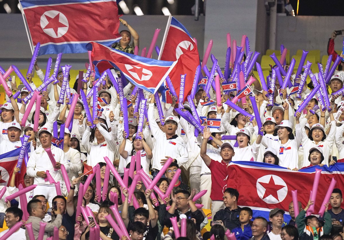 furuyama4486's tweet photo. ちょ、マジで憤りを禁じ得ない。

日本が国家承認していない北朝鮮。その国旗は堂々と掲げられた。

一方、同じく日本が国家承認していない台湾は、国旗を禁止。それどころか、「Taiwan」と書いただけのタオルまで「政治的主張」と制止したという。

「Chinese Taipei」という国際スポーツ上の取り決めがあることは分かる。しかし「Taiwan」という地名まで政治的主張だと言うのか。それは、誰に阿っているのか。

中国国旗はいい。北朝鮮国旗もいい。でも「Taiwan」はダメ。これのどこが公平なスポーツ大会なんだ。

台湾地域という事実まで、中国への政治的配慮で覆い隠すような運営ならば、それこそスポーツへの政治の持ち込みではないか。

台湾は台湾。

我々の血税を使っておいてこんな歪んだアジア大会、クソ過ぎる。

#愛知名古屋2026 #アジア競技大会