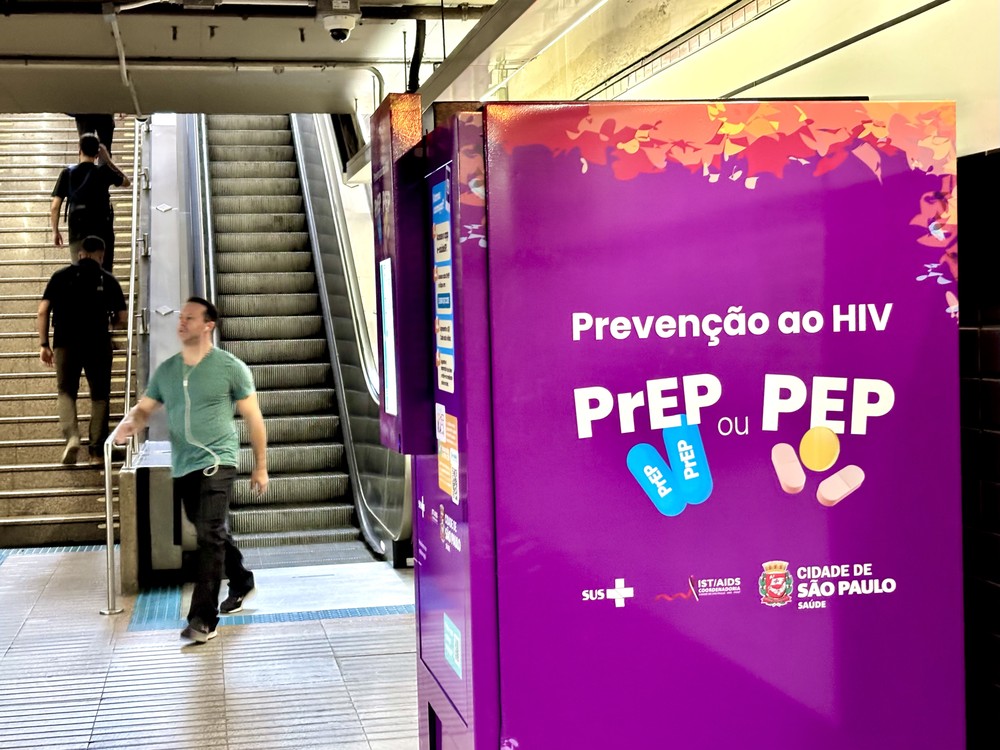 g1saopaulo's tweet photo. Prefeitura instala sexta máquina que oferece medicamentos para prevenção ao HIV no metrô de SP; veja estações https://t.co/4Vzj5pD0x6 https://t.co/XamhaNazPF