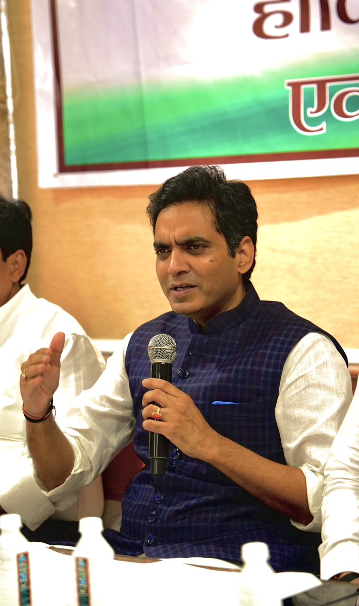 PankajSinghBJP's tweet photo. आज नोएडा सेक्टर-33 स्थित महाराजा अग्रसेन भवन में उत्तर प्रदेश उद्योग व्यापार मंडल द्वारा आयोजित बैठक में सम्मिलित हुआ।

इस दौरान भाजपा पश्चिम उत्तर प्रदेश के क्षेत्रीय अध्यक्ष श्री नबाब सिंह नागर जी की गरिमामयी उपस्थिति में स्थानीय उद्यमियों और व्यापारियों की समस्याओं, उनकी अपेक्षाओं व औद्योगिक विकास से जुड़े विभिन्न विषयों पर विस्तृत चर्चा हुई।