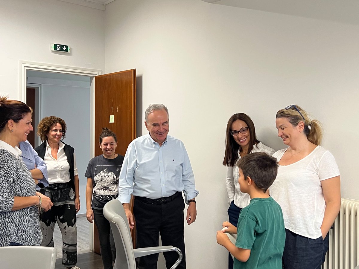 npapathanasis's tweet photo. 2 και σήμερα.

Τι σημαίνει αυτό; Ότι την Τρίτη 29 Σεπτεμβρίου κάνουμε το τελευταίο βήμα για την ολοκλήρωση του «Ελλάδα 2.0», με την υποβολή των δύο τελευταίων αιτημάτων πληρωμής προς την Ευρωπαϊκή Επιτροπή. Υποβάλλουμε το 9ο και τελικό αίτημα επιχορηγήσεων και το 8ο και τελικό αίτημα των δανείων συνολικού ύψους 6,7 δισ. ευρώ.

123 ορόσημα του τελευταίου αιτήματος ολοκληρώνονται. Έργα, επενδύσεις και μεταρρυθμίσεις που αποτυπώνονται πλέον στην καθημερινότητα των πολιτών, στις υποδομές, στην ενέργεια, στην ψηφιακή μετάβαση, στις επιχειρήσεις και στην οικονομία.

Πίσω όμως από τους αριθμούς υπάρχουν άνθρωποι, πολλή δουλειά και, κυρίως, ένα αποτέλεσμα που μένει.

Ευχαριστώ τον Διοικητή της Ειδικής Υπηρεσίας Συντονισμού του Ταμείου Ανάκαμψης,@O_Kavalakis , και όλα τα σπουδαία στελέχη της Υπηρεσίας, την κάθε μία και τον κάθε έναν που εργάζονται διαρκώς —και τα Σαββατοκύριακα— για την επίτευξη του εθνικού στόχου.

Ένα μεγάλο ευχαριστώ και σε όλα τα στελέχη των Υπουργείων, που με συνέπεια, συνεργασία και σκληρή δουλειά συνέβαλαν καθοριστικά στην υλοποίηση των οροσήμων και στην αξιοποίηση των ευρωπαϊκών πόρων.

Συνεχίζουμε μέχρι την τελευταία ημέρα, με συνέπεια και ευθύνη, για να αξιοποιήσουμε κάθε διαθέσιμο ευρωπαϊκό πόρο προς όφελος της χώρας και των πολιτών.