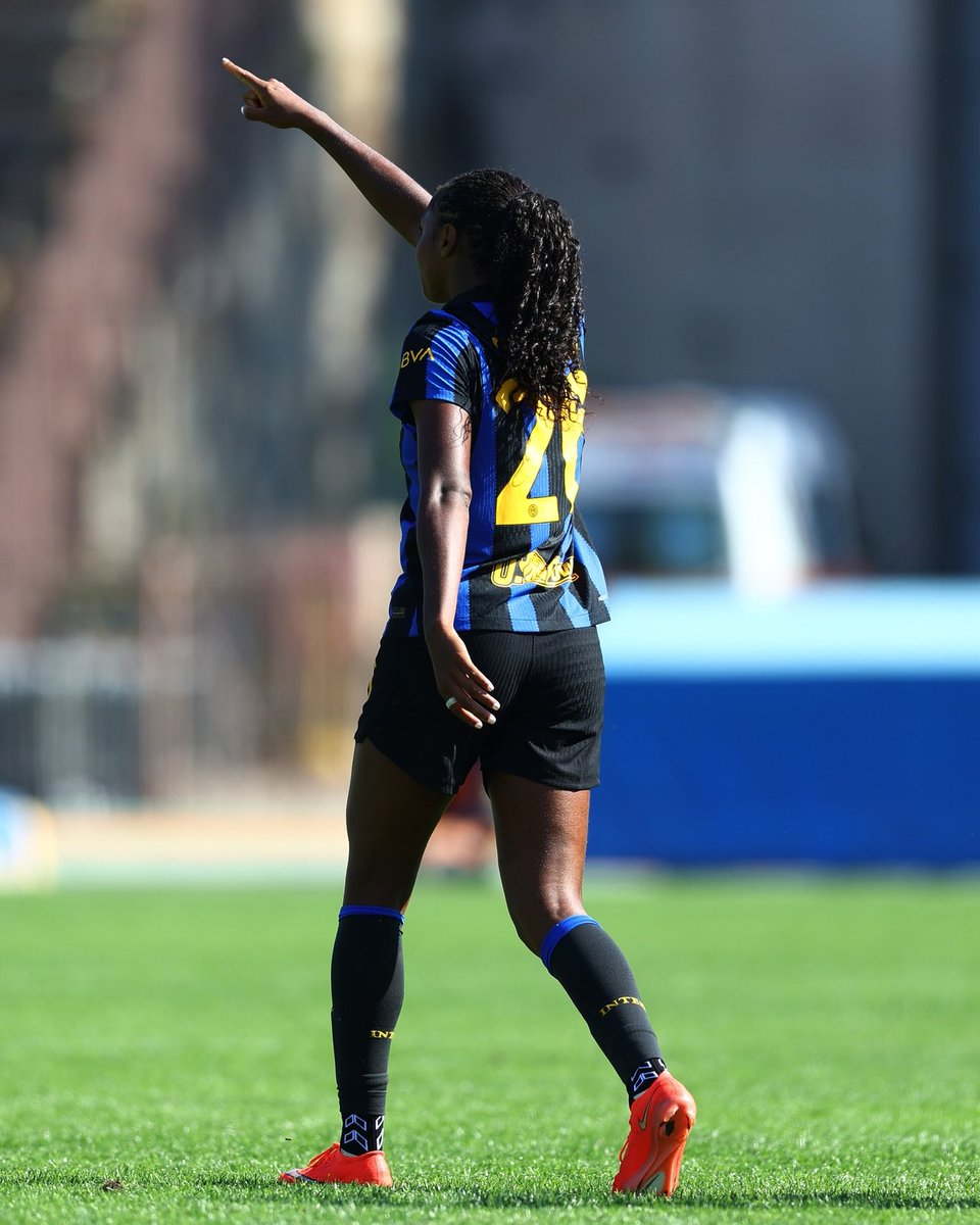 Totalmixtv9's tweet photo. 🇭🇹⚽ Brittany Raphino frappe encore avec l’Inter Milan !

La Grenadière poursuit son excellent début de saison en Italie. Brittany Raphino a inscrit ce dimanche son premier but en Serie A féminine, participant à la victoire de l’Inter Milan face à la Fiorentina (2-0).

Titulaire, l’attaquante haïtienne a attendu le temps additionnel pour faire trembler les filets et sceller définitivement le succès des Nerazzurre.

Après une préparation déjà convaincante, Raphino confirme qu’elle s’adapte rapidement à sa nouvelle aventure milanaise. 🇭🇹🔥

#BrittanyRaphino #InterMilan #Grenadières #Haiti #SerieA