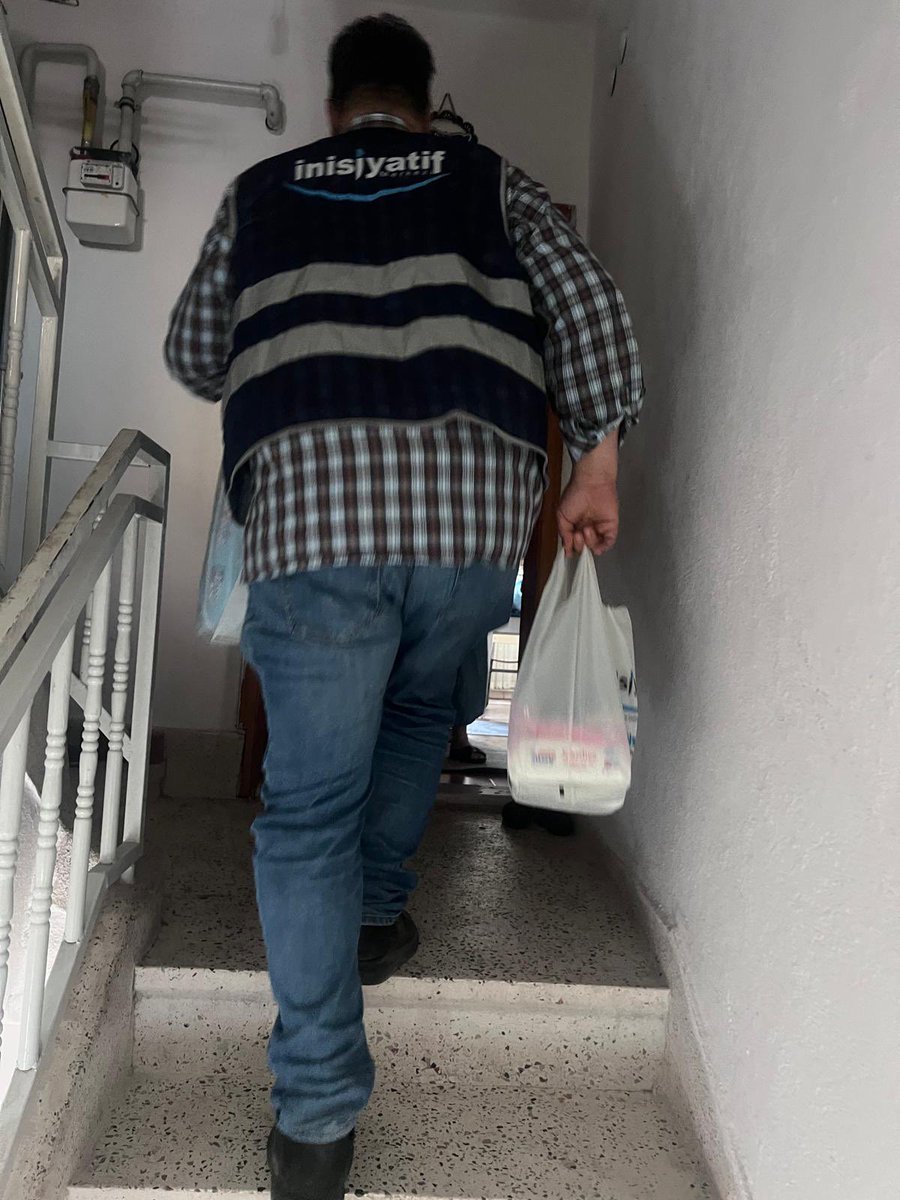 inisiyatifmerkz's tweet photo. 📍Eskişehir

İl Temsilciliğimiz aracılığıyla derneğimizden yardım talebinde bulunan ailemizin gıda kolisi, bebek bezi, hijyen seti ve kıyafet ihtiyaçlarını karşıladık. 

Türk Yurdu’nda kimse kendini kimsesiz hissetmesin diye, #BizVarız… https://t.co/pTTcjCA9vD