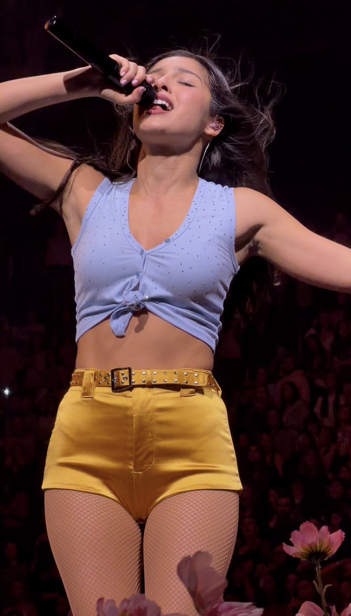 graciispet's tweet photo. Desperately need to lick her pits https://t.co/AqdJDCe9rp