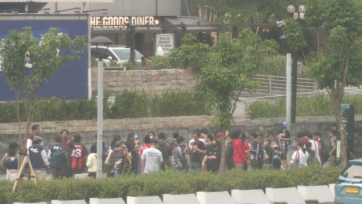 cwind_s's tweet photo. POV: you're spying on a huge crowd of hololive fans and holodori ads from afar.
#holodori_Takeover #holoh3ro https://t.co/hypgbn1hat