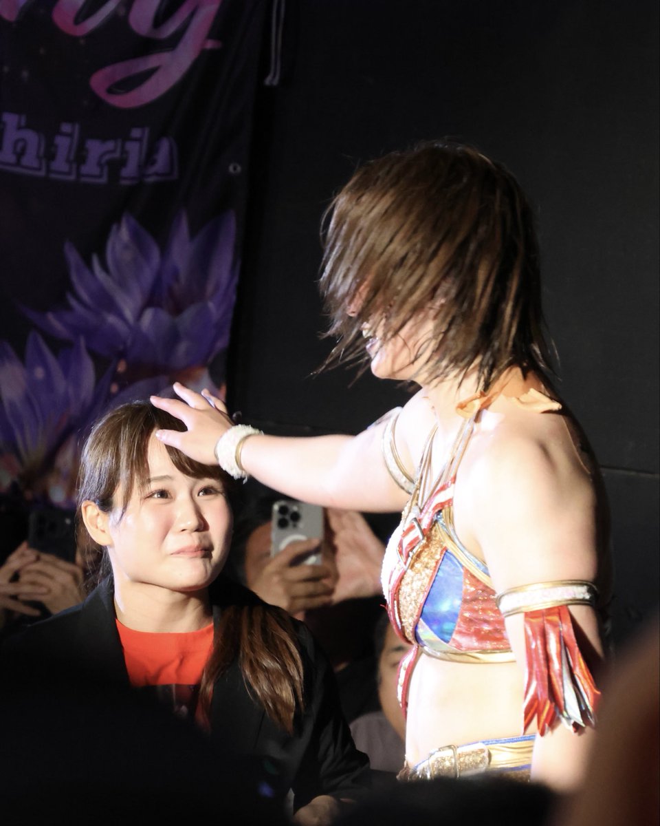 miku_kanae's tweet photo. Sareeeさん。
欠場してしまった私に、
このような貴重な機会をくださり、
本当にありがとうございました。

新宿FACEラストのSareeeISM。
私にとって最も大切な場所に、
最後に立たせていただけたことが、
本当に嬉しかったです。

メインイベントのコールを
リング上でさせていただいた瞬間は、
緊張で身体が震えていました。

でも、あの場所に立った瞬間、
"やっぱり私はこのリングに戻りたい"
そう強く思いました。

最初のご挨拶の時にかけてくださった言葉も、
試合後にかけてくださった言葉も、
ずっと忘れたくない大切な宝物です。

私は必ずまた、このリングに帰ってきます。

そしていつか、
十番勝負のリベンジをさせてください。

その時は、今よりもっと強くなった叶ミクで
Sareeeさんの前に立てるように頑張ります。

本当にありがとうございました。
これからもよろしくお願いいたします！！

#SareeeISM #T_HEARTS #叶ミク