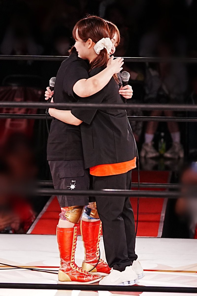 miku_kanae's tweet photo. Sareeeさん。
欠場してしまった私に、
このような貴重な機会をくださり、
本当にありがとうございました。

新宿FACEラストのSareeeISM。
私にとって最も大切な場所に、
最後に立たせていただけたことが、
本当に嬉しかったです。

メインイベントのコールを
リング上でさせていただいた瞬間は、
緊張で身体が震えていました。

でも、あの場所に立った瞬間、
"やっぱり私はこのリングに戻りたい"
そう強く思いました。

最初のご挨拶の時にかけてくださった言葉も、
試合後にかけてくださった言葉も、
ずっと忘れたくない大切な宝物です。

私は必ずまた、このリングに帰ってきます。

そしていつか、
十番勝負のリベンジをさせてください。

その時は、今よりもっと強くなった叶ミクで
Sareeeさんの前に立てるように頑張ります。

本当にありがとうございました。
これからもよろしくお願いいたします！！

#SareeeISM #T_HEARTS #叶ミク