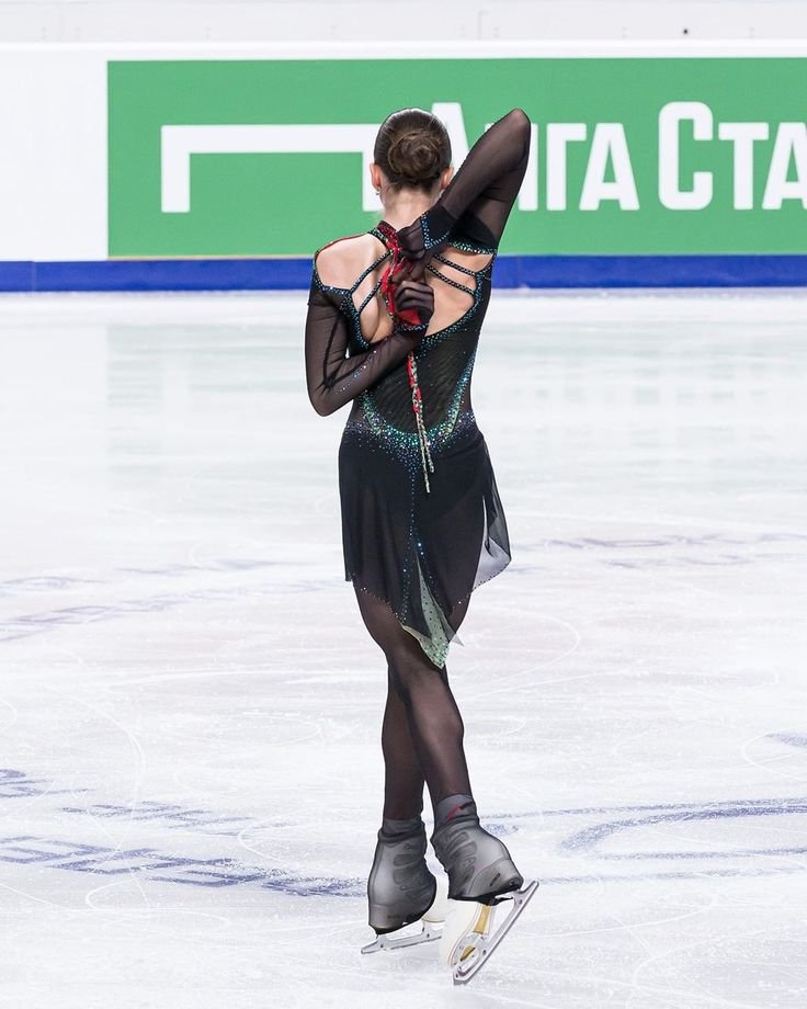 eyatennisball's tweet photo. the best bolero outfit of all the time🐍 https://t.co/kk2A4Orqa5