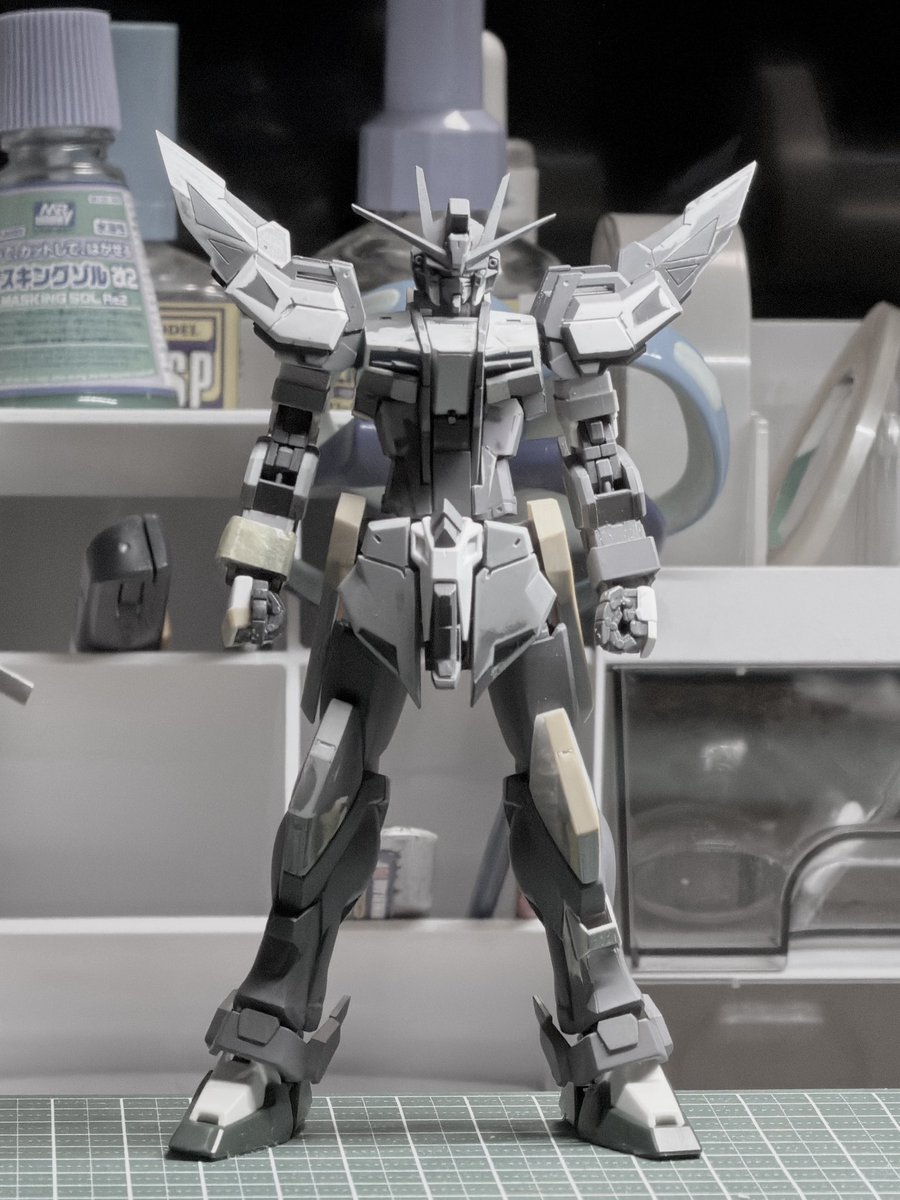 saku3755's tweet photo. ストライクE
EGベースのボディフレームにHGCEバスターの肩関節を移植（右肩）
スリッパも足裏の肉抜きがないバスターのものに変更 https://t.co/3wO8xz1N3X