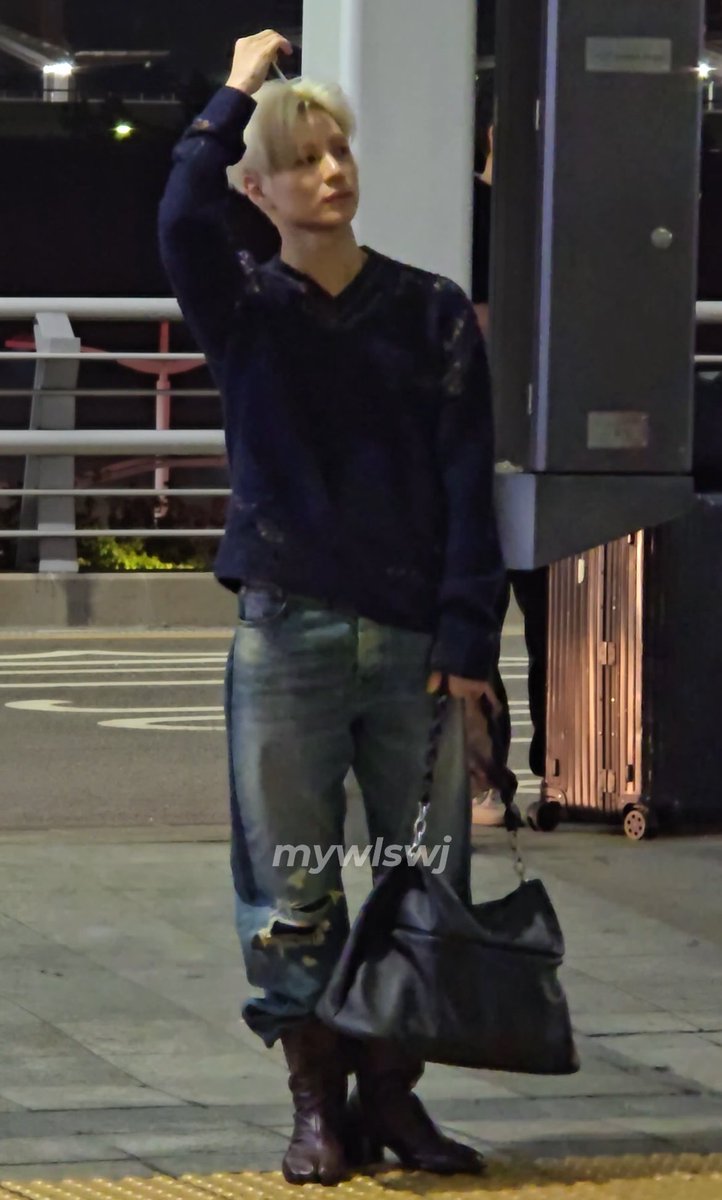 9ooouu's tweet photo. 갑자기 머리를 돌돌말길래 머임? 햇는데
안테나세우는거엿음
아 ㅋㅋㅋㅋㅋㅋㅋㅋㅋㅋㅋ지발요 https://t.co/bEuXabPG9r