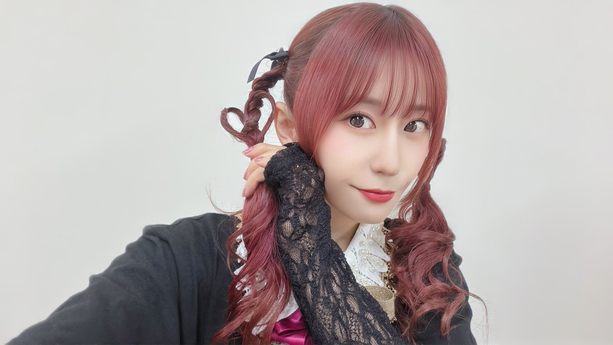 sakuragawa_megu's tweet photo. 富士急で満天の夜空を見上げながら演奏したあの日。
あの景色をきっかけに宇宙への憧れが芽生えた #アストロめぐ です👩🏻‍🚀🚀🪐👽

そして今日は、1部と2部でヘアチェンしていただきました！
みんなはどっちのハートの髪型がお好き？💫

#Roselia10th感謝
#レディシャ_プロースト1部
#レディシャ_プロースト2部