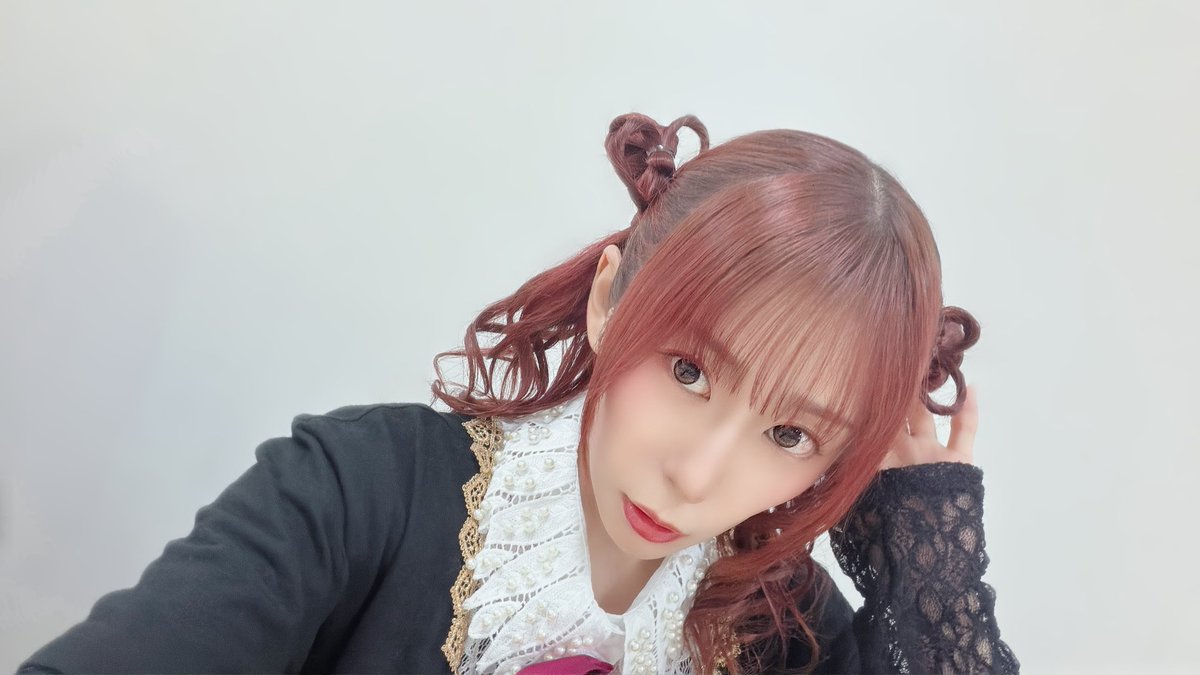 sakuragawa_megu's tweet photo. 富士急で満天の夜空を見上げながら演奏したあの日。
あの景色をきっかけに宇宙への憧れが芽生えた #アストロめぐ です👩🏻‍🚀🚀🪐👽

そして今日は、1部と2部でヘアチェンしていただきました！
みんなはどっちのハートの髪型がお好き？💫

#Roselia10th感謝
#レディシャ_プロースト1部
#レディシャ_プロースト2部