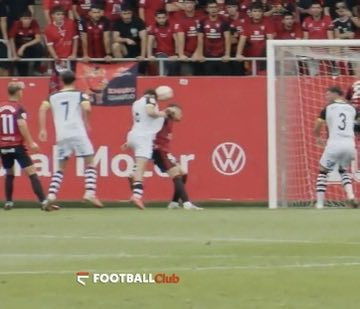 SergioSierraTV's tweet photo. Le acaban de tangar un gol a @UnionistasCF (ya van dos acciones de gol raritas esta temporada contra los charros…)

De nuevo un árbitro de @Primera_RFEF va al monitor y no cambia su decisión https://t.co/OL205U7M35