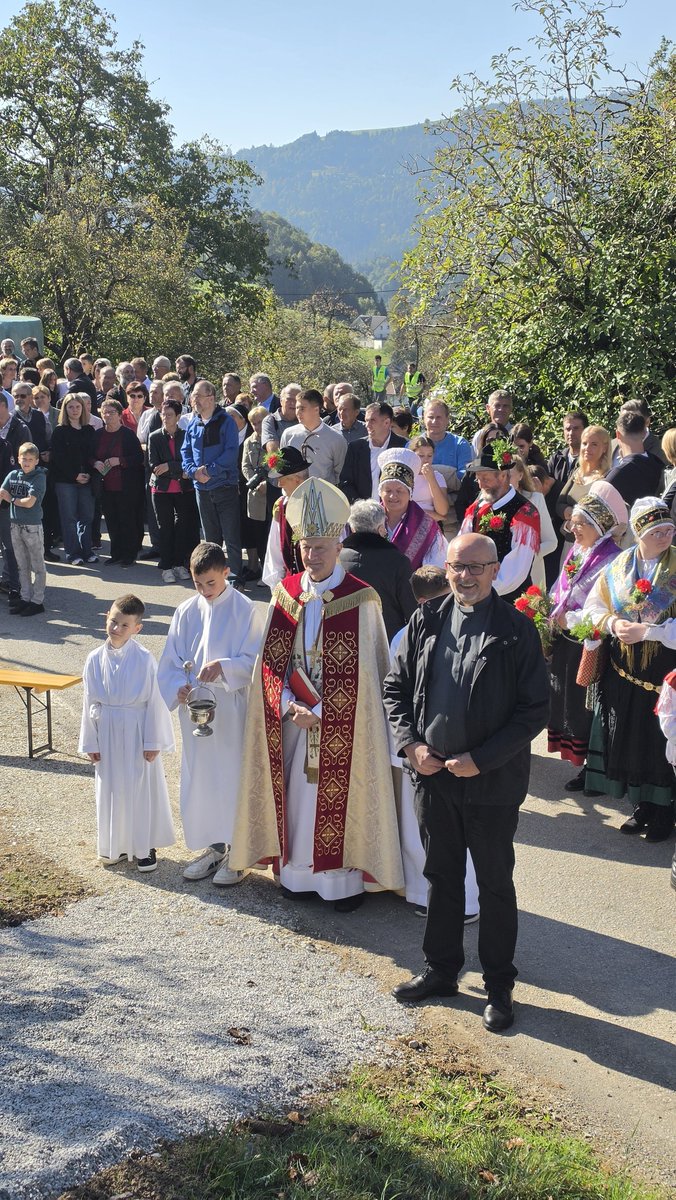JozePlut's tweet photo. V župniji Lučine, kjer je bil krščen božji sl. Jože Buh, je škof Jamnik daroval sv. mašo in ob rojstni hiši v Zadobju blagolovil pomnik. 
- božjii služabnik Jožef Buh, prosi za nas! https://t.co/QNOfNAXF8P